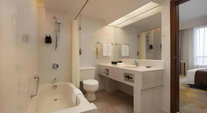 BaoHua Harbour View Hotel