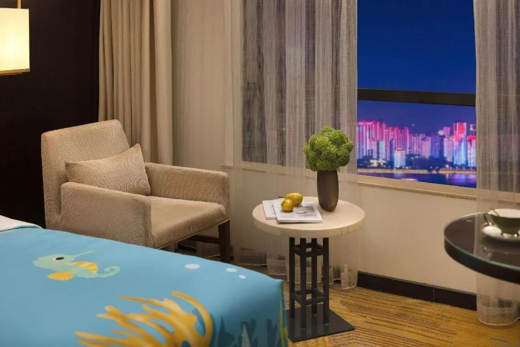 BaoHua Harbour View Hotel