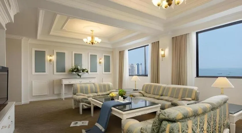 BaoHua Harbour View Hotel