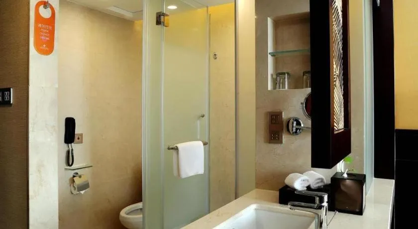 BaoHua Harbour View Hotel