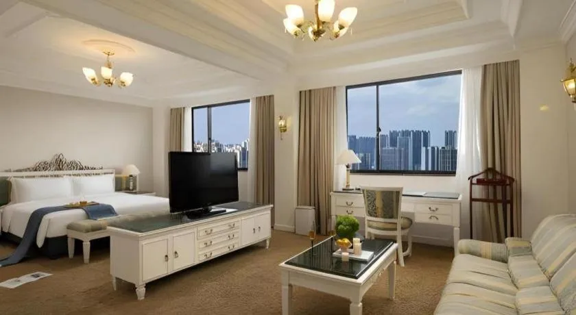 BaoHua Harbour View Hotel