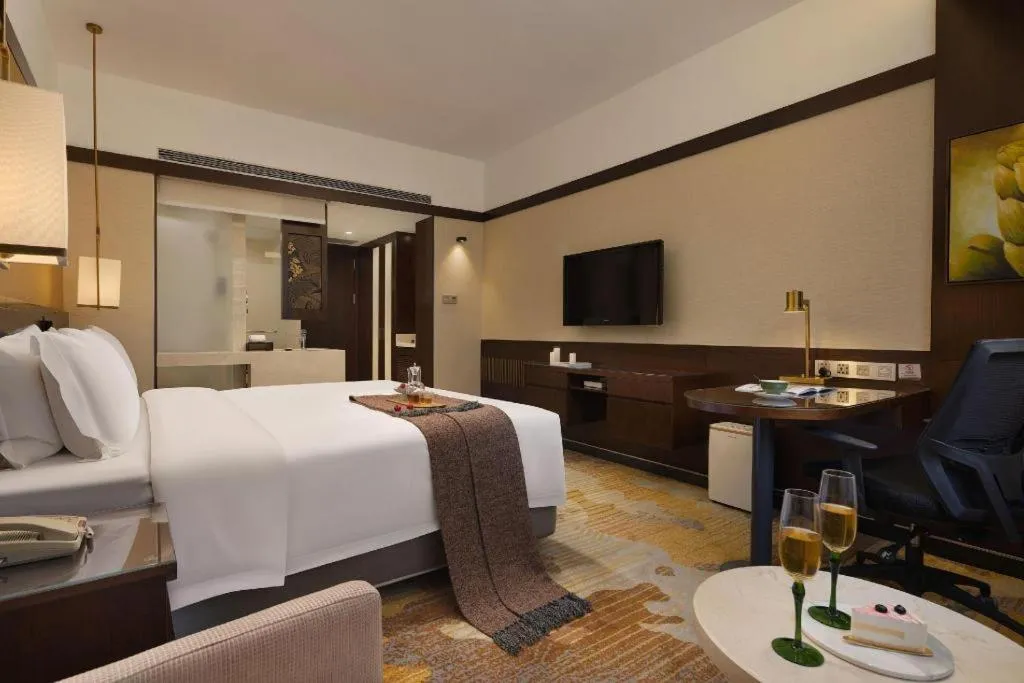 BaoHua Harbour View Hotel