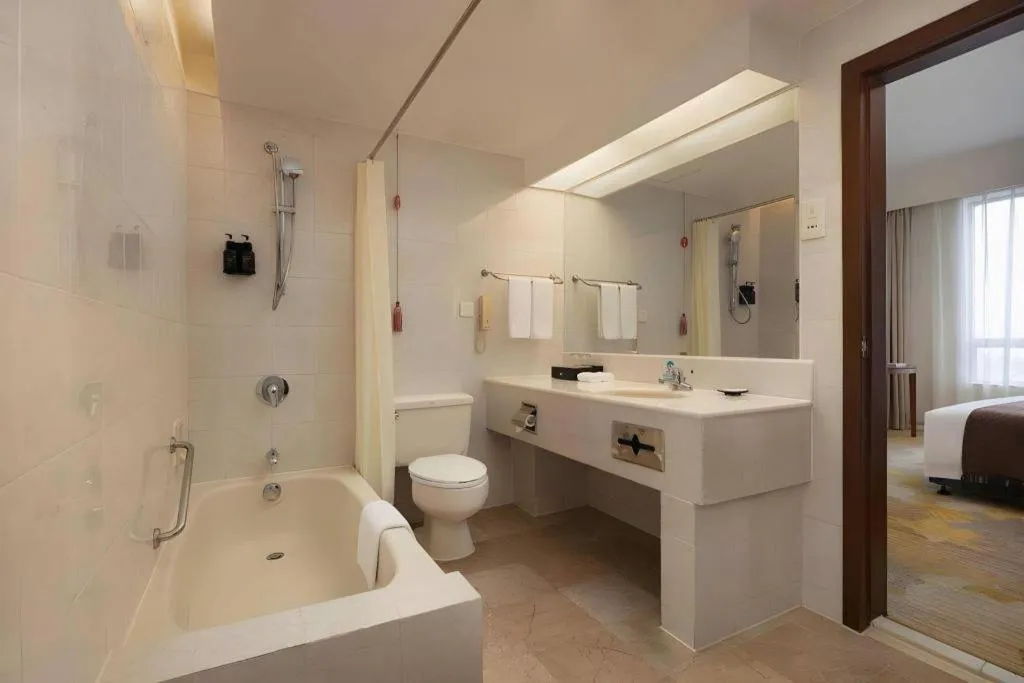 BaoHua Harbour View Hotel