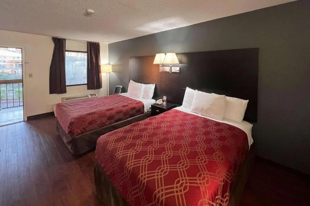 Bed in Econo Lodge Inn & Suites Tuscaloosa I-20