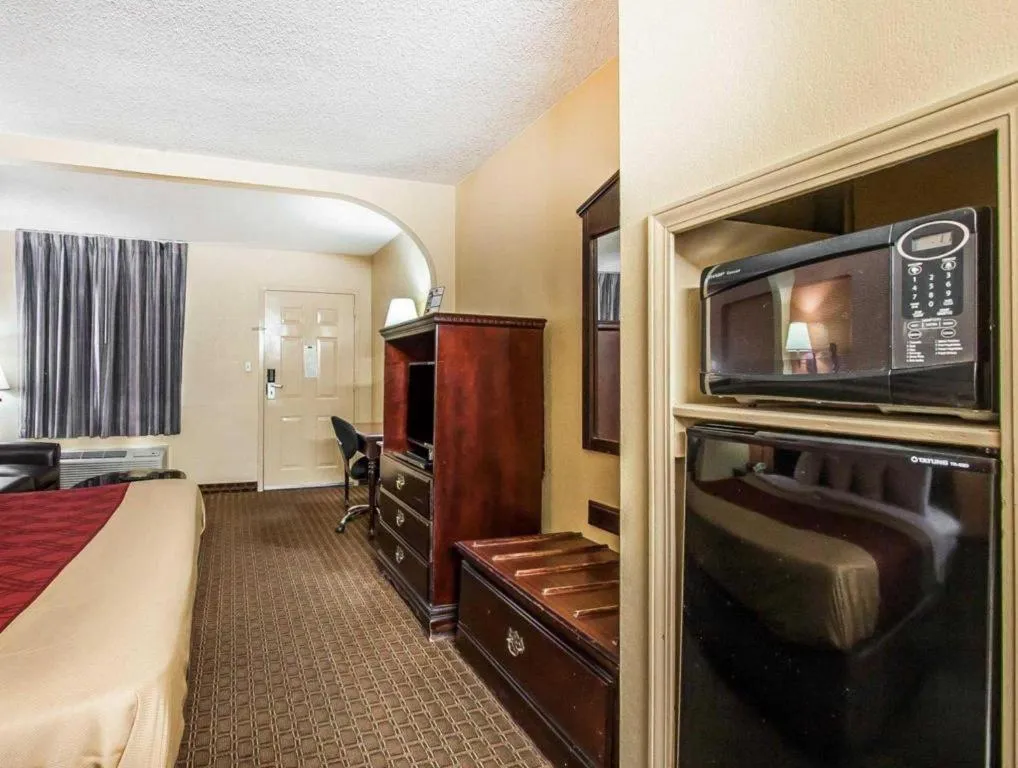 Bed in Econo Lodge Inn & Suites Tuscaloosa I-20