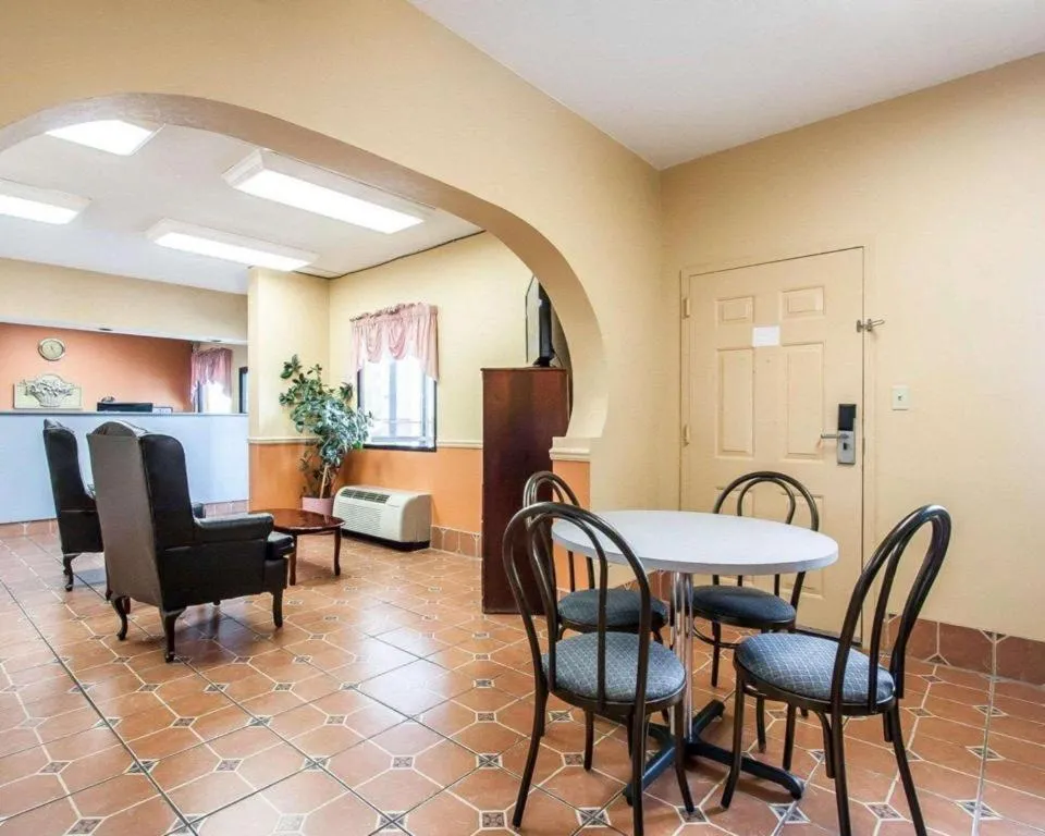 Econo Lodge Inn & Suites Tuscaloosa I-20