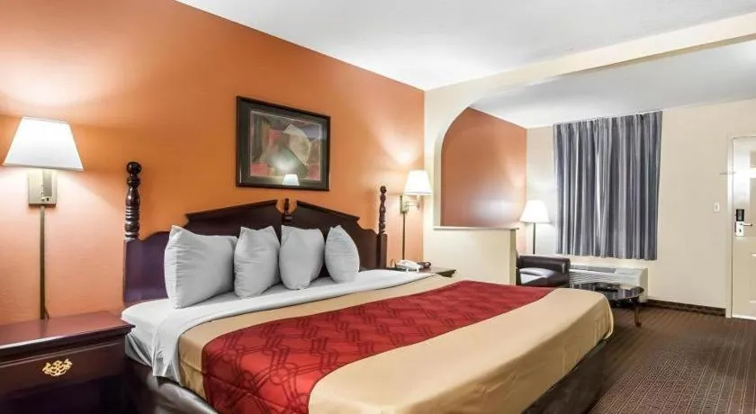 Bed in Econo Lodge Inn & Suites Tuscaloosa I-20