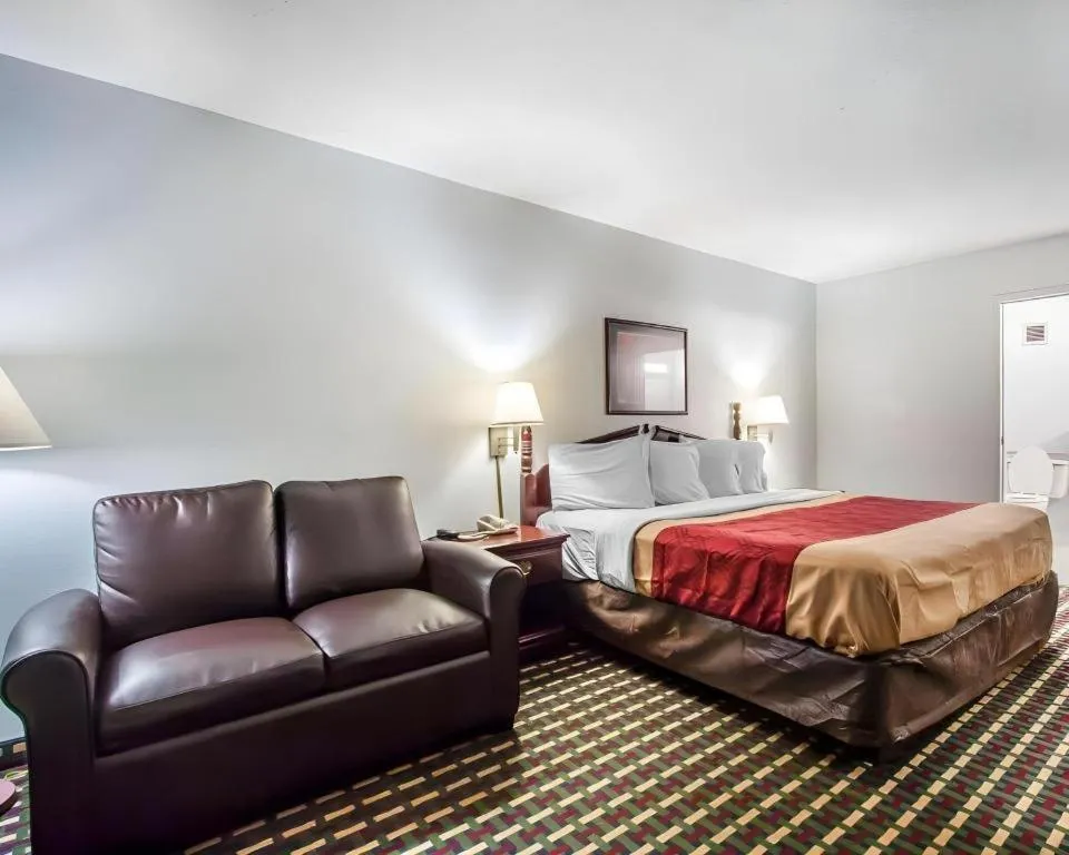 Bed in Econo Lodge Inn & Suites Tuscaloosa I-20