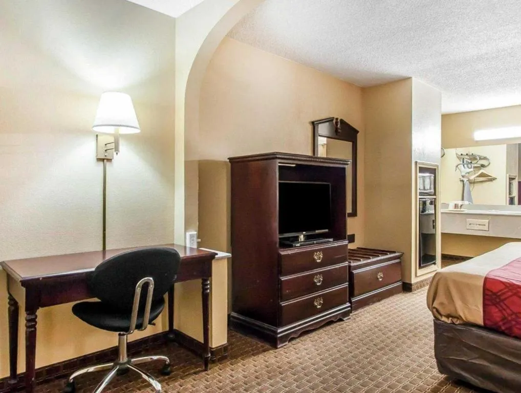 Bed in Econo Lodge Inn & Suites Tuscaloosa I-20