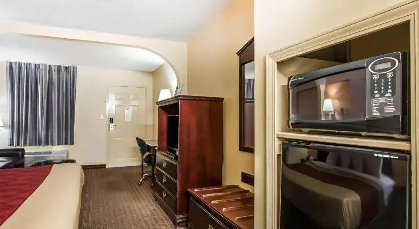 Bed in Econo Lodge Inn & Suites I-20, exit 73 Bed in Econo Lodge Inn & Suites I-20, exit 73