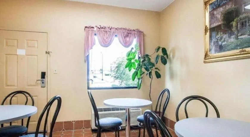 Econo Lodge Inn & Suites Tuscaloosa I-20