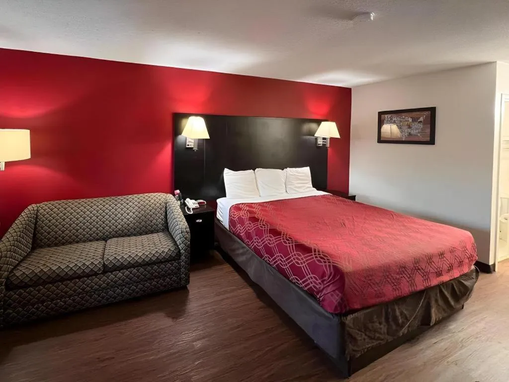 Bed in Econo Lodge Inn & Suites Tuscaloosa I-20