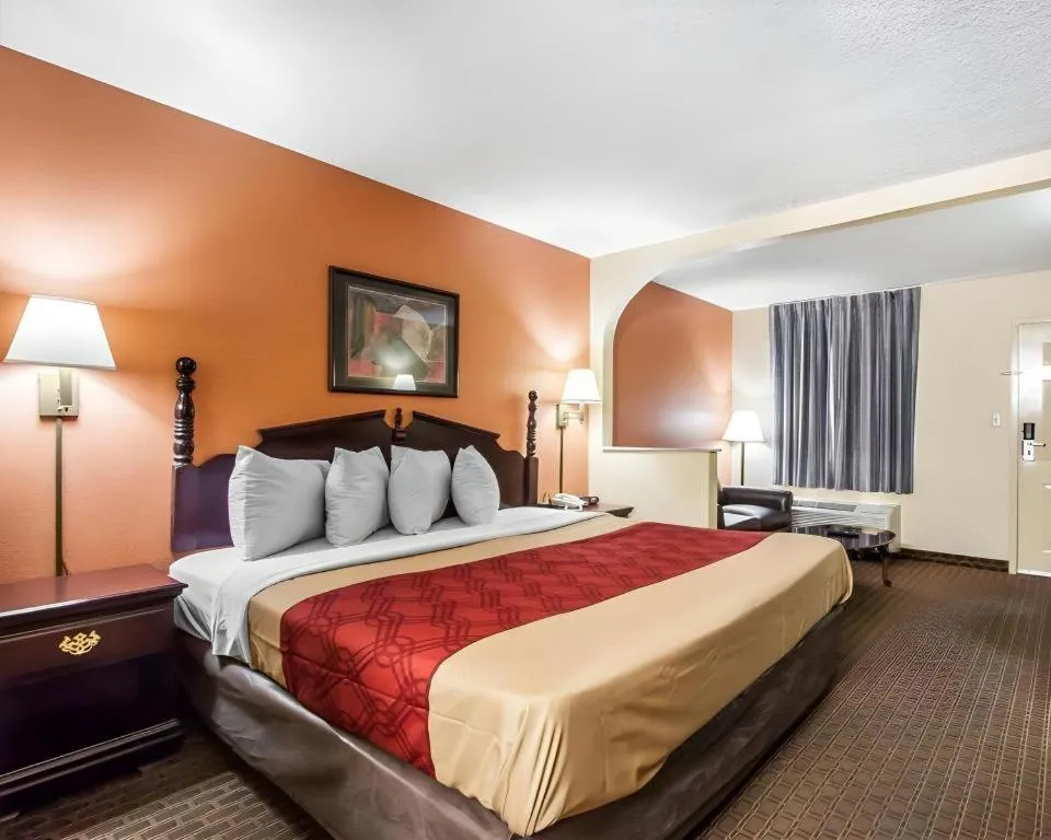 Bed in Econo Lodge Inn & Suites Tuscaloosa I-20