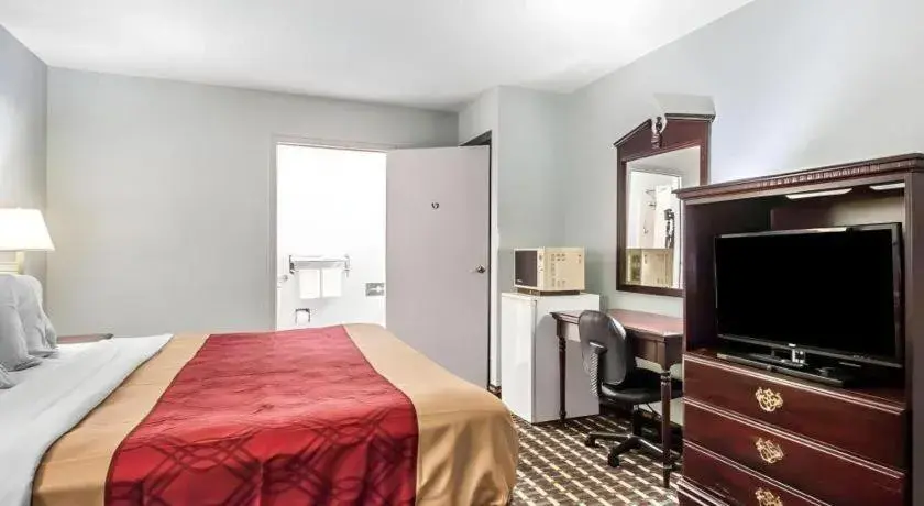 Bed in Econo Lodge Inn & Suites I-20, exit 73 Bed in Econo Lodge Inn & Suites I-20, exit 73
