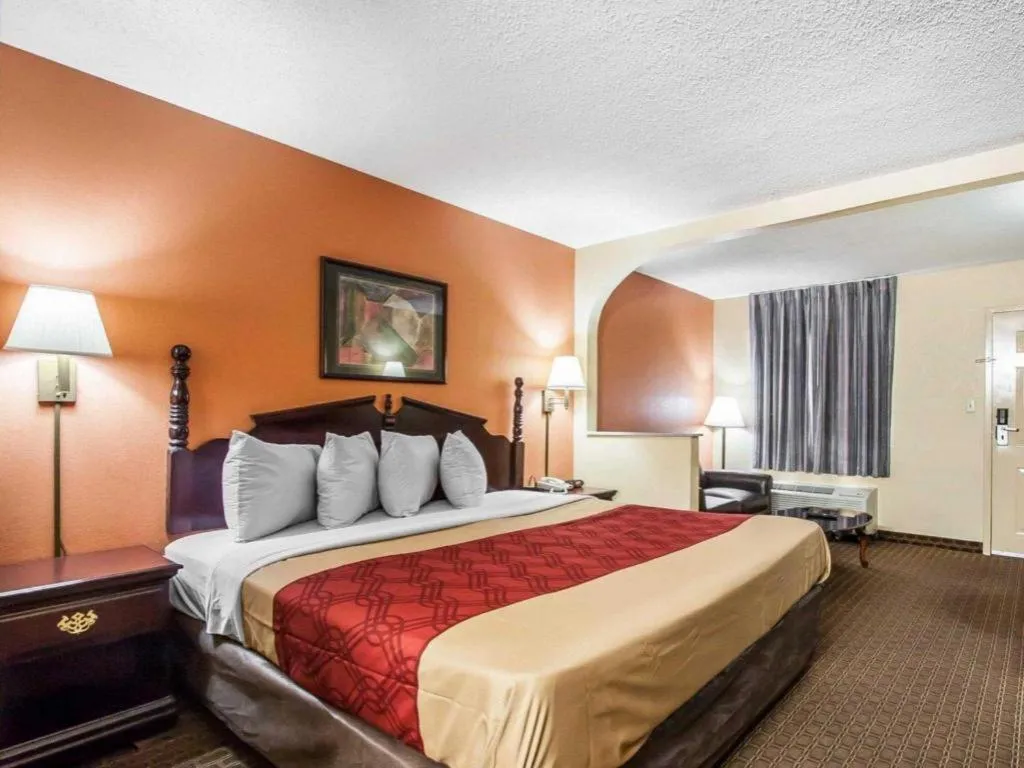 Bed in Econo Lodge Inn & Suites Tuscaloosa I-20