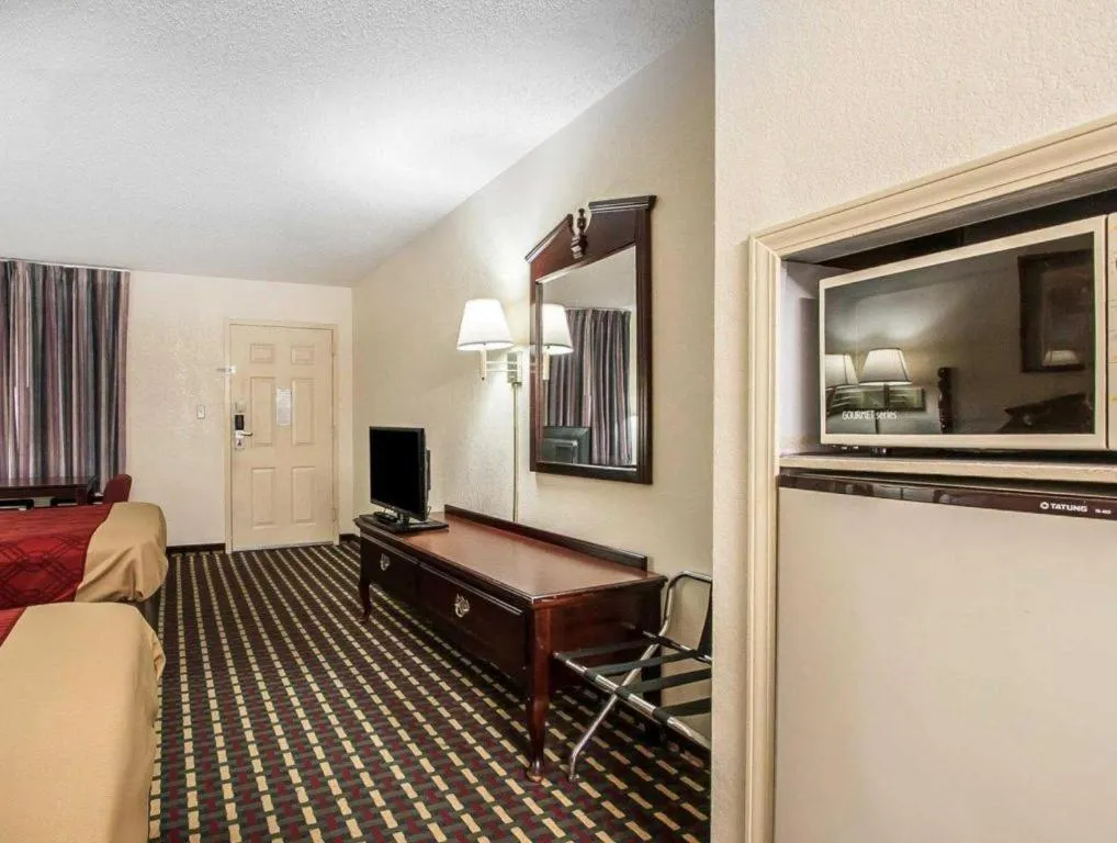 Bed in Econo Lodge Inn & Suites Tuscaloosa I-20