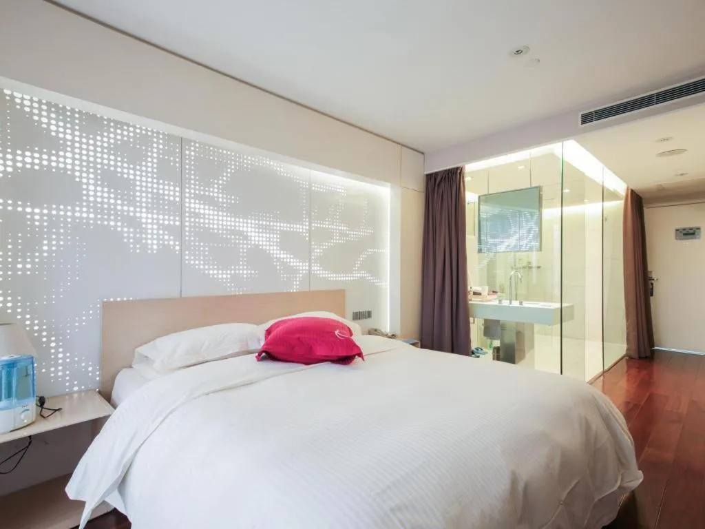 Bed in Hotel Kapok Wangfujing