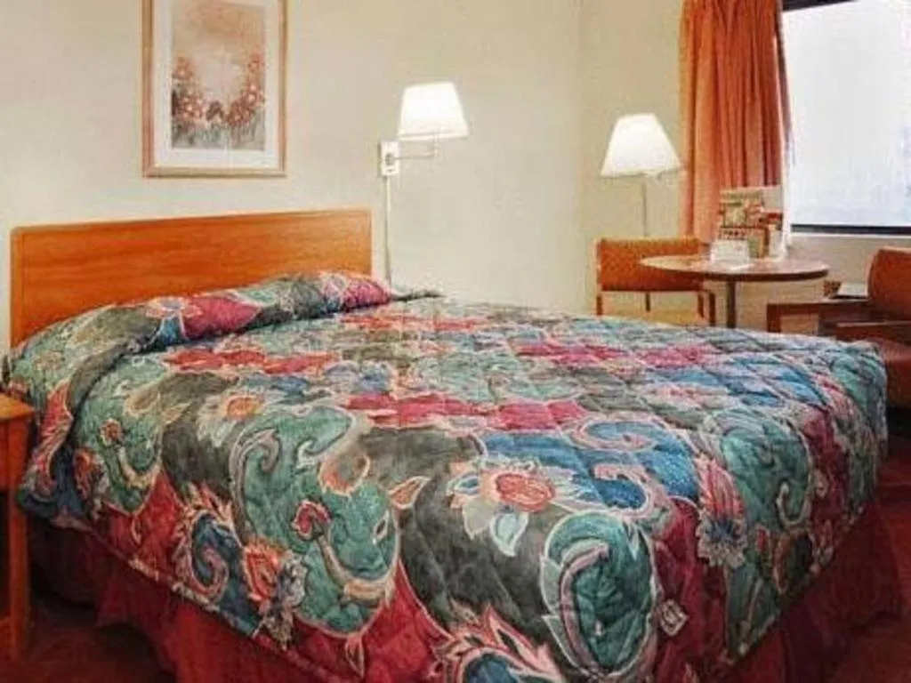 Bed in Econo Lodge Ithaca Airport