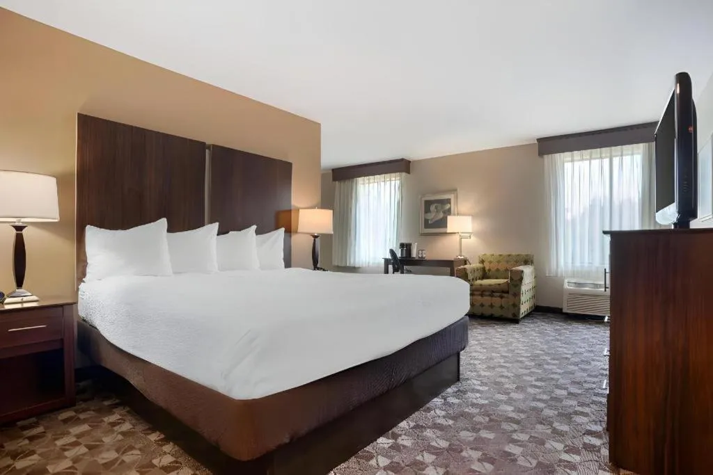 Bed in Best Western Plus Oak Mountain Inn