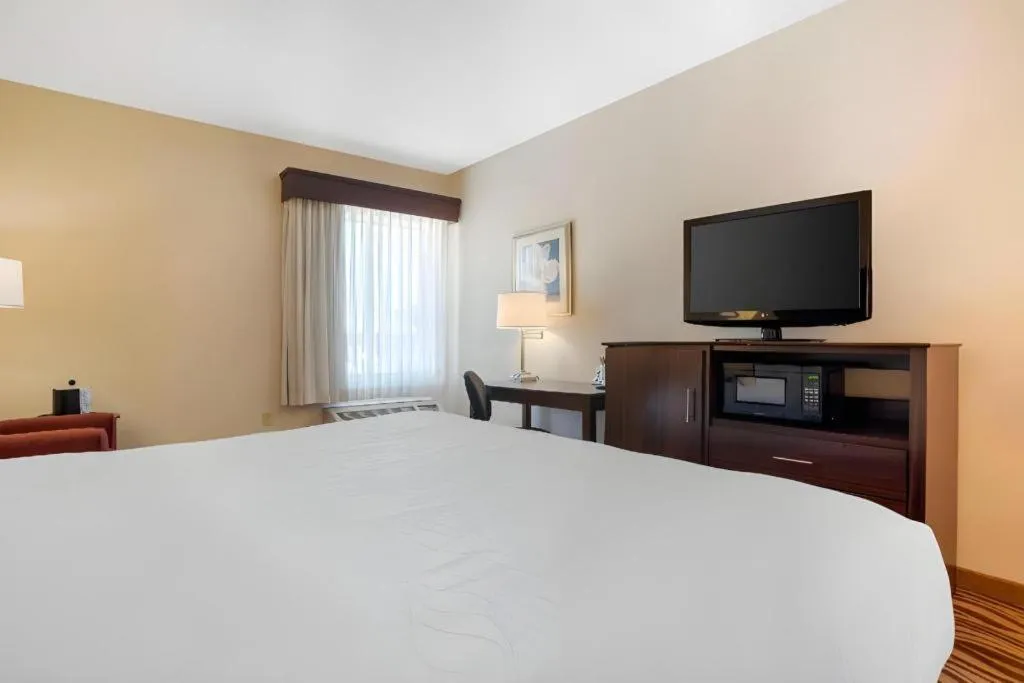 Bed in Best Western Plus Oak Mountain Inn