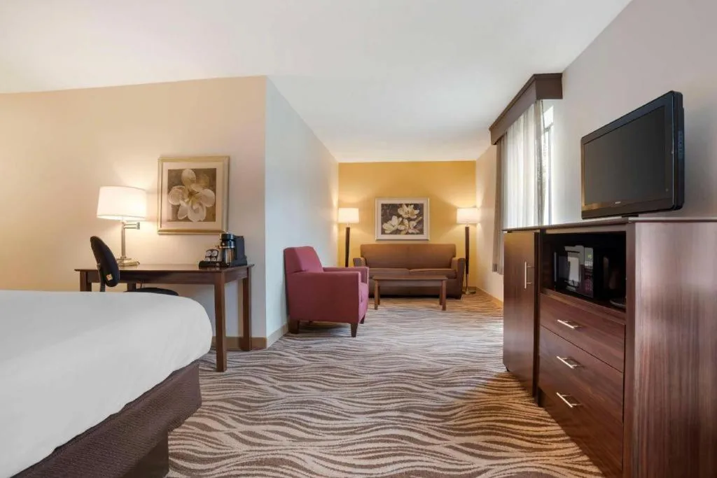 Bed in Best Western Plus Oak Mountain Inn