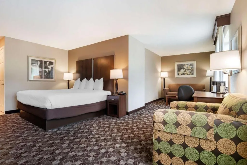 Bed in Best Western Plus Oak Mountain Inn