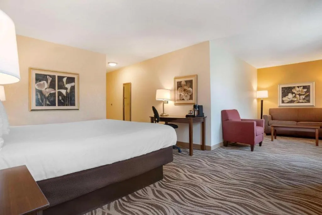 Bed in Best Western Plus Oak Mountain Inn