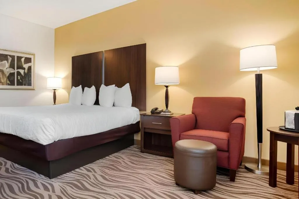 Bed in Best Western Plus Oak Mountain Inn