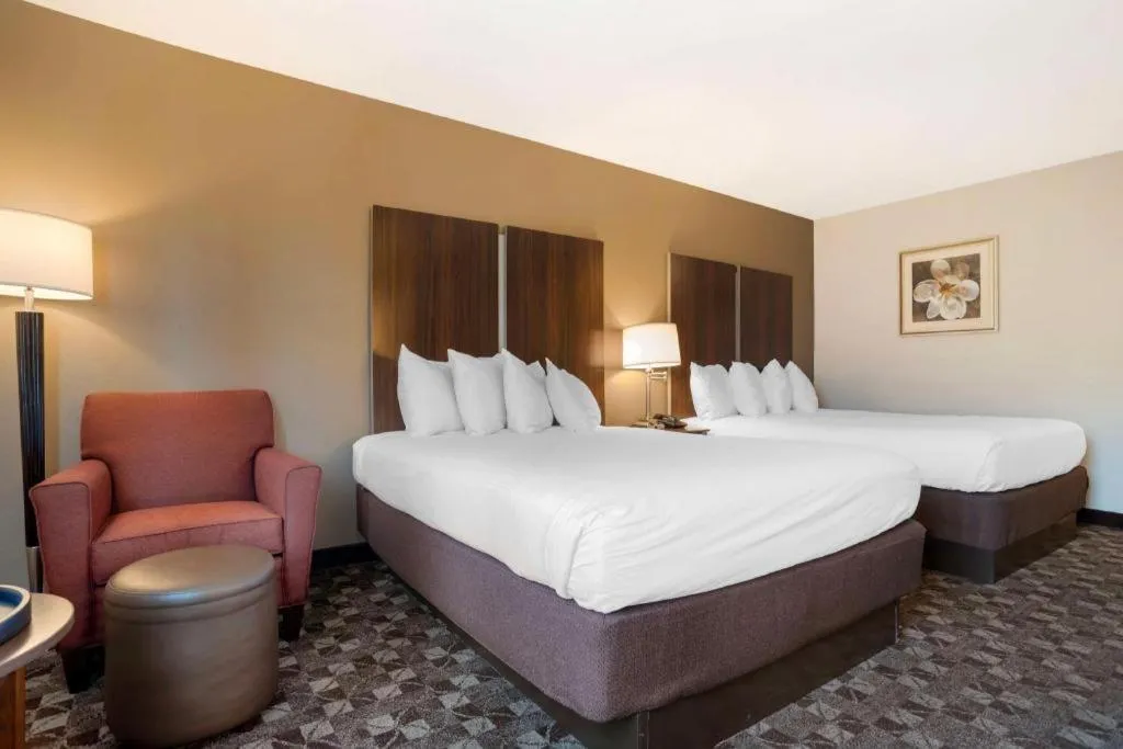 Bed in Best Western Plus Oak Mountain Inn