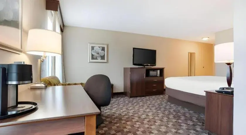 Bed in Best Western Plus Oak Mountain Inn Bed in Best Western Plus Oak Mountain Inn