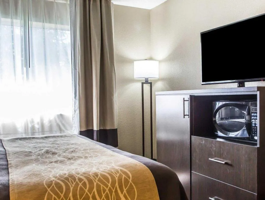 Bed in Quality Inn Dayton North - Vandalia