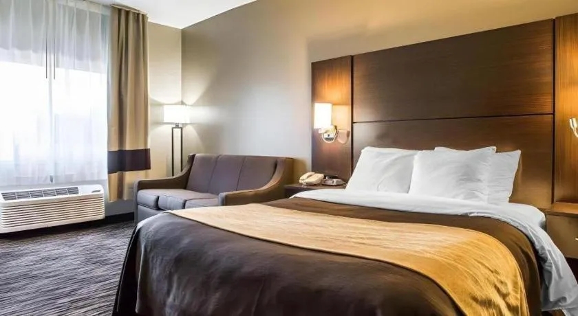 Bed in Quality Inn Dayton North - Vandalia