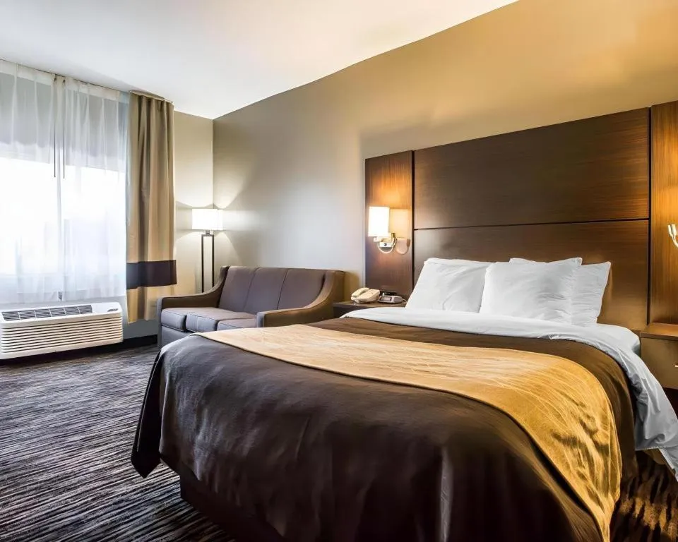 Bed in Quality Inn Dayton North - Vandalia