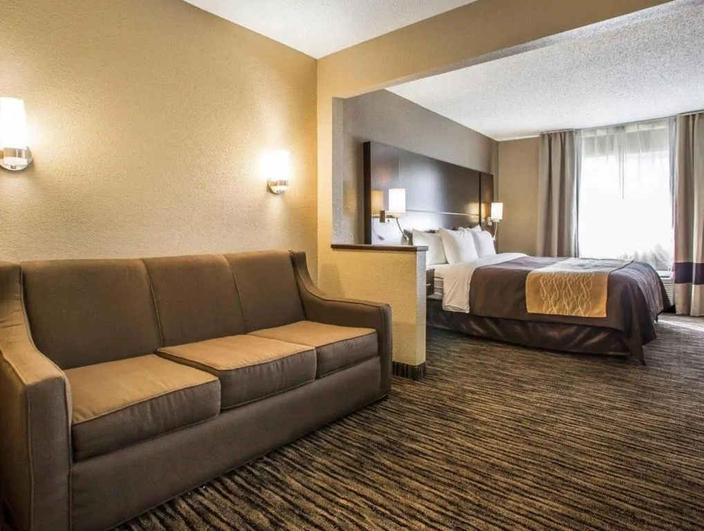 Bed in Quality Inn Dayton North - Vandalia