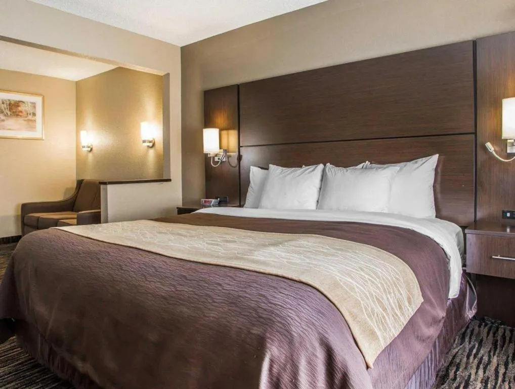 Bed in Quality Inn Dayton North - Vandalia