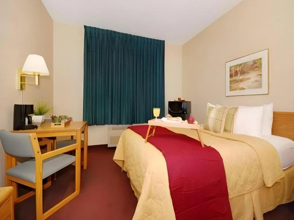 Bed in Quality Inn Dayton North - Vandalia