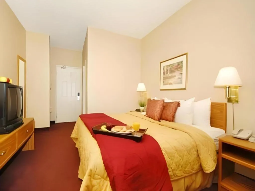 Bed in Quality Inn Dayton North - Vandalia