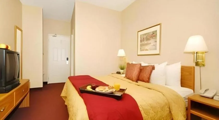 Bed in Quality Inn Dayton North - Vandalia