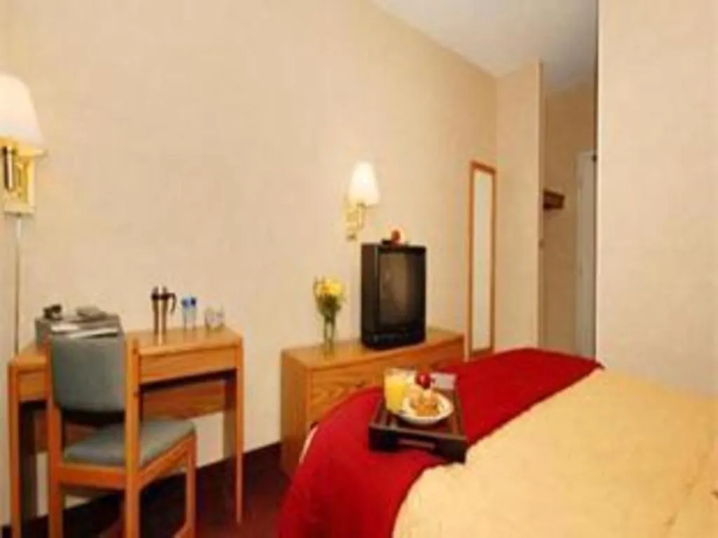 Bed in Quality Inn Dayton North - Vandalia