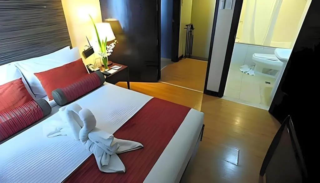 Bed in Lancaster Hotel Manila