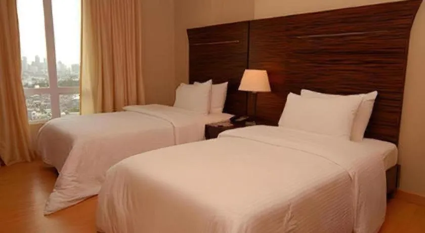 Bed in Lancaster Hotel Manila