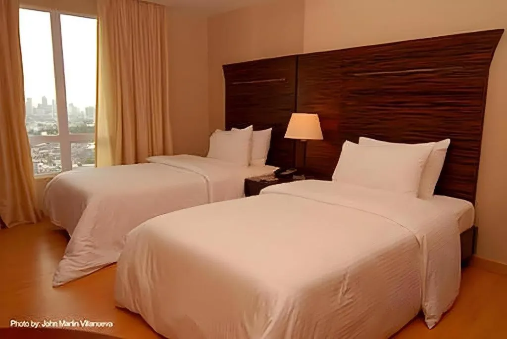 Bed in Lancaster Hotel Manila