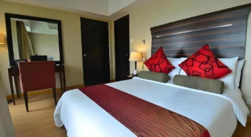 Bed in Lancaster Hotel Manila Bed in Lancaster Hotel Manila