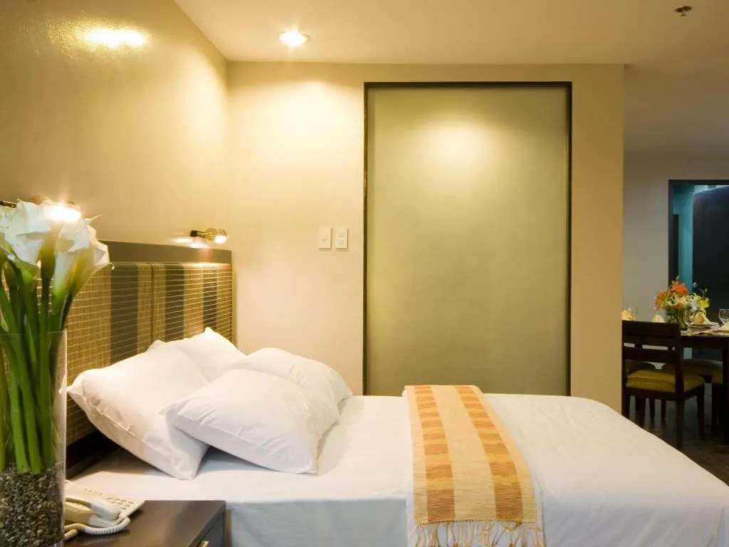 Bed in Baguio Burnham Suites Hotel