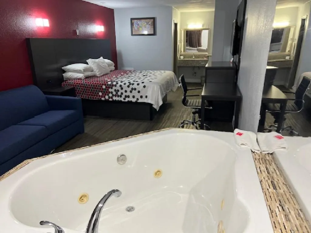 Bed in Econo Lodge Norfolk Airport