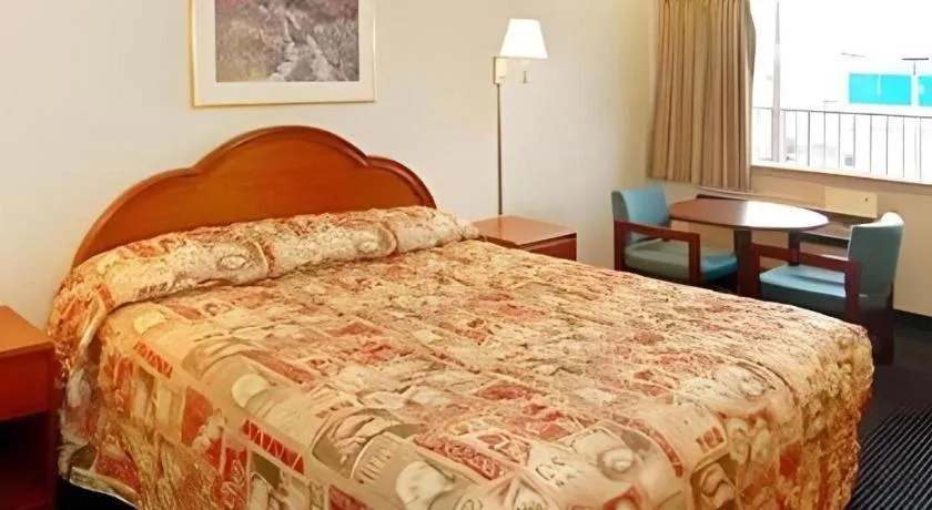 Bed in Econo Lodge Norfolk Airport