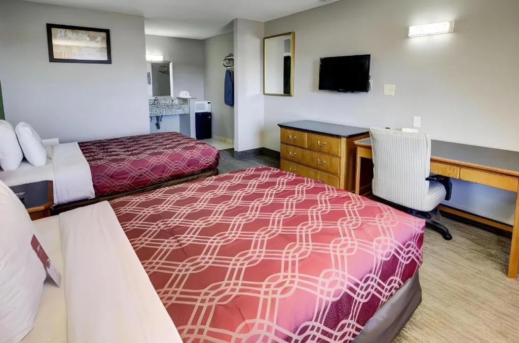 Bed in Econo Lodge Norfolk Airport