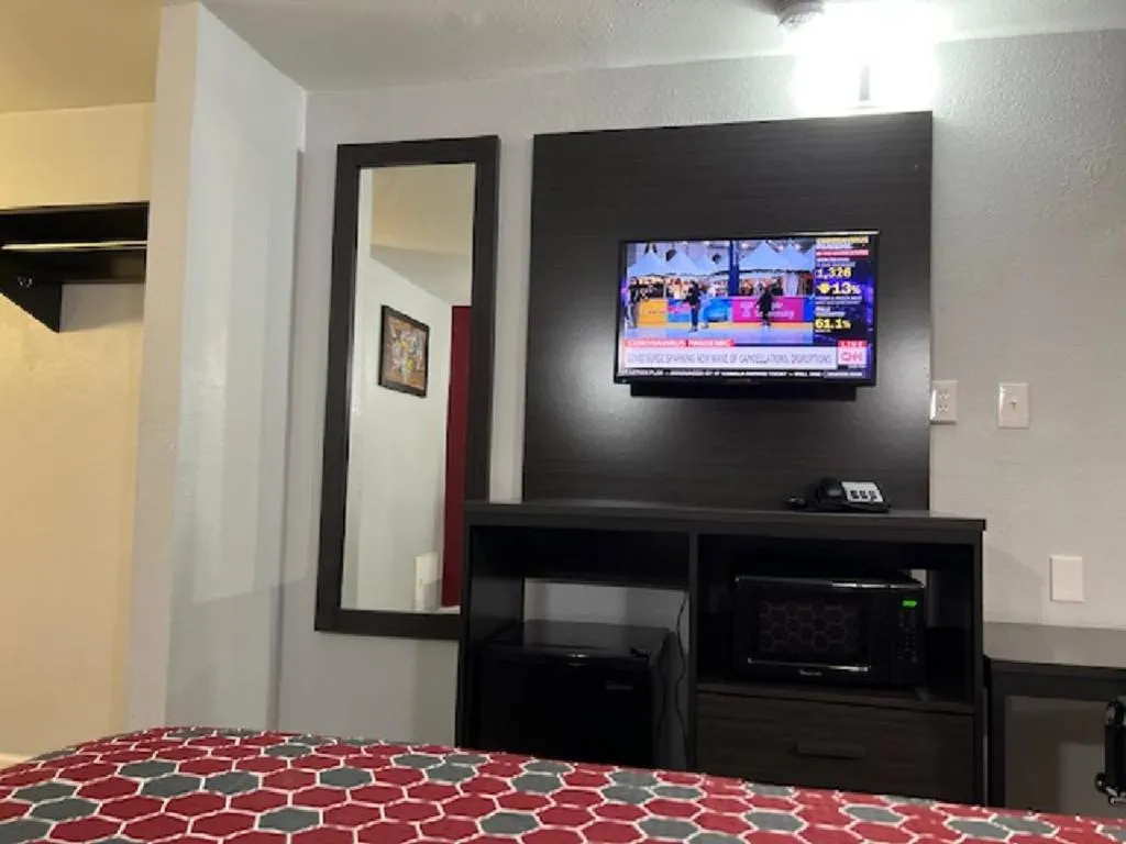 Bed in Econo Lodge Norfolk Airport