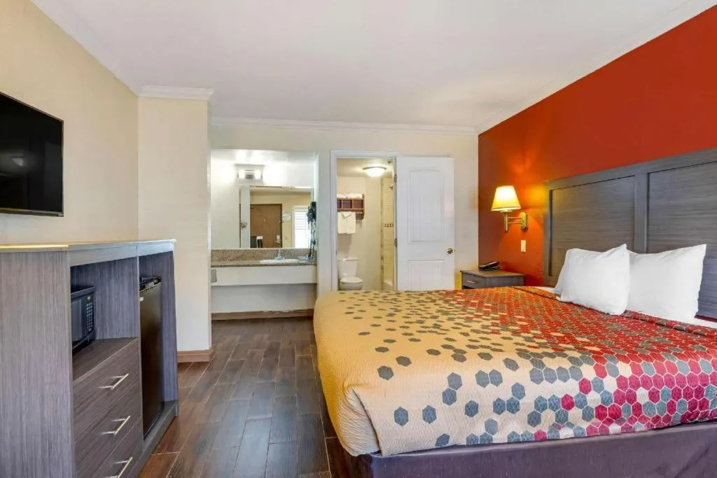 Bed in Econo Lodge Moreno Valley