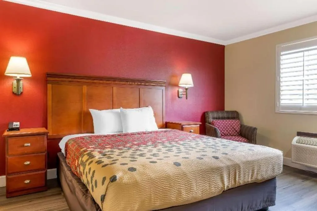 Bed in Econo Lodge Moreno Valley